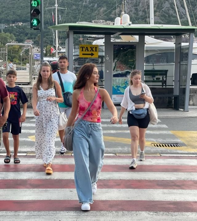 الجينز خيار بسنت أبو باشا المفضل في إطلالاتها اليومية