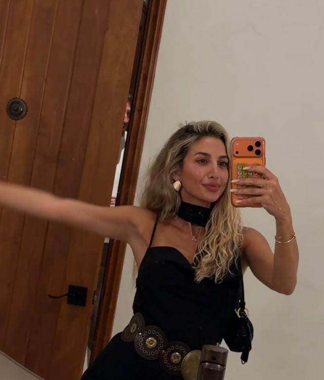 موديل روز بفستان أسود ناعم