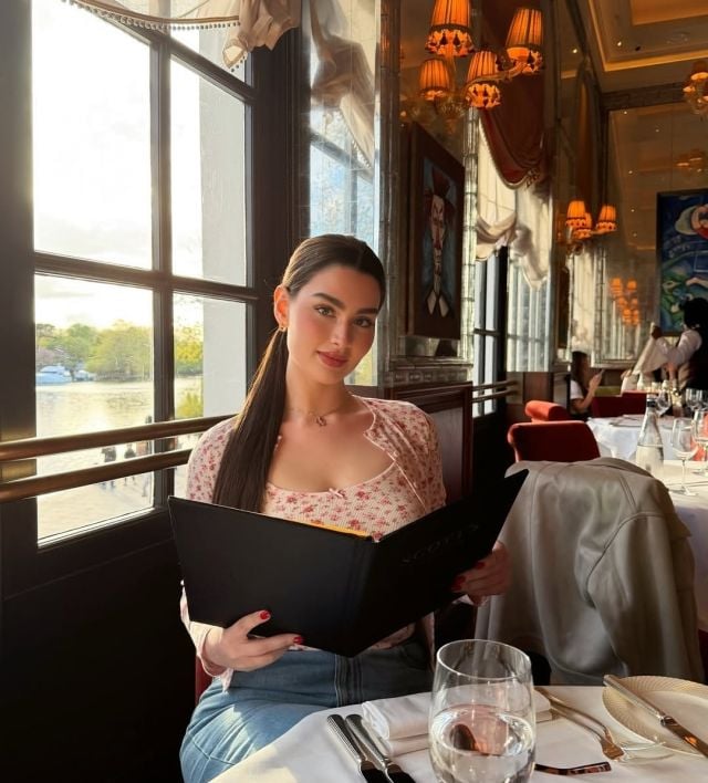 روان بن حسين بإطلالة كاجوال أنيقة 