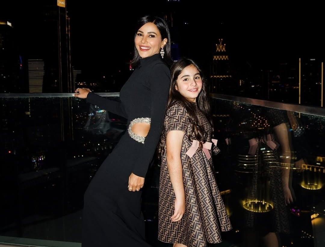 مهيرة عبد العزيز تلهو مع ابنتها في فيديو عفوي