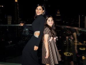 مهيرة عبد العزيز تلهو مع ابنتها في فيديو عفوي