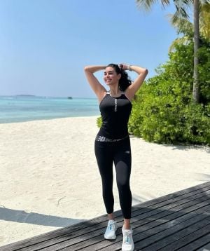 سراويل الليغينغ الكلاسيكية خيار النجمات لإطلالاتهن اليومية 