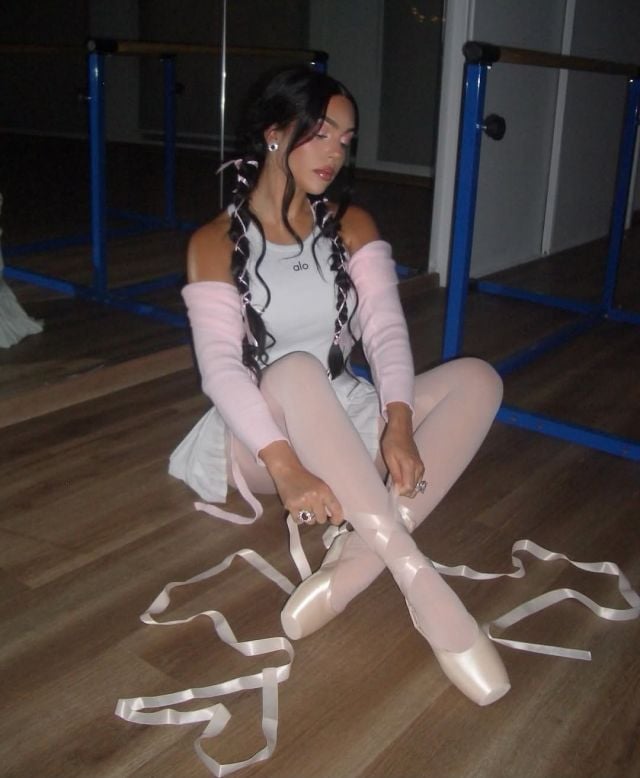 الملابس الرياضية باللون الأبيض