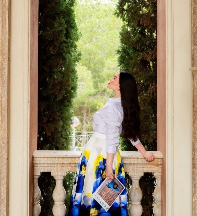 روان بن حسين بطقم أنيق بألوان مبهجة