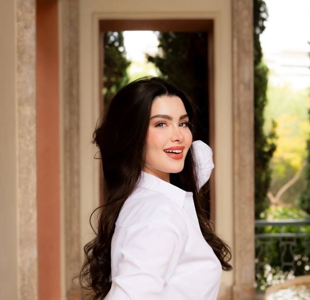 روان بن حسين تستعرض أناقتها 