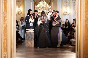 أسبوع الأزياء المحتشمة في باريس... الأناقة المدروسة والرقي