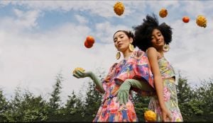 Dopamine Dressing vs. Conscious Consumption الموضة بين اتجاهين