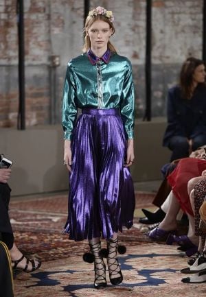 تنانير الثنيات تتصدّر موضة ربيع وصيف 2026 بأسلوب متجدّد