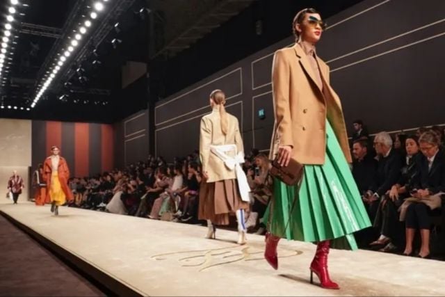 تنانير الثنيات الأنيقة لموضة الربيع