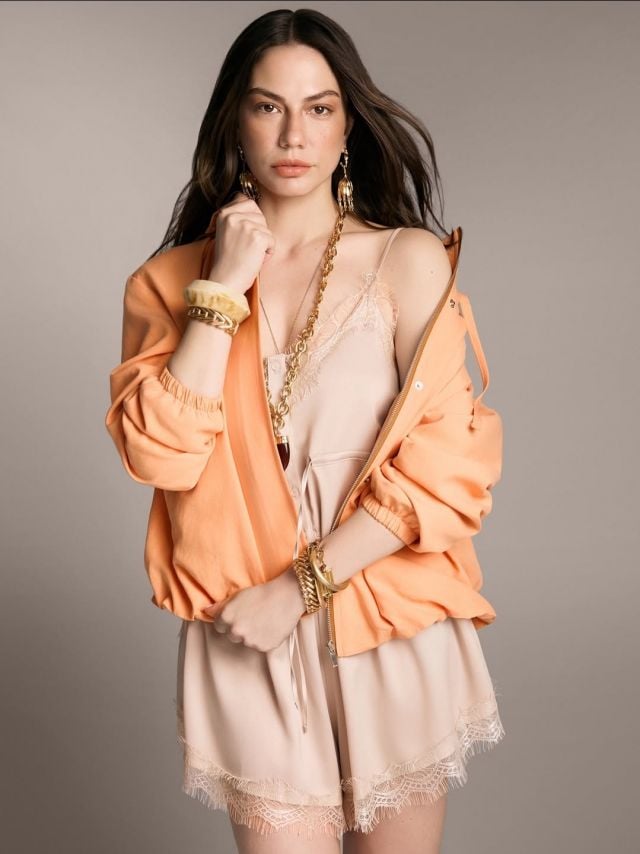 ديميت أوزديمير تضج جمالاً بإطلالات صيفية مبهرة