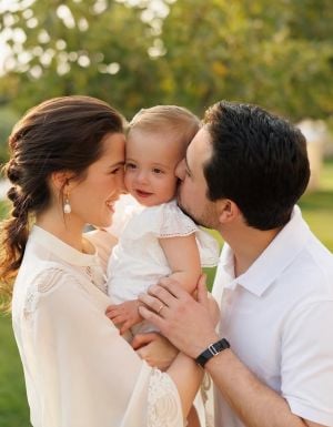 الأميرة رجوة الحسين تلفت الأنظار بجمالها وأناقتها المحتشمة