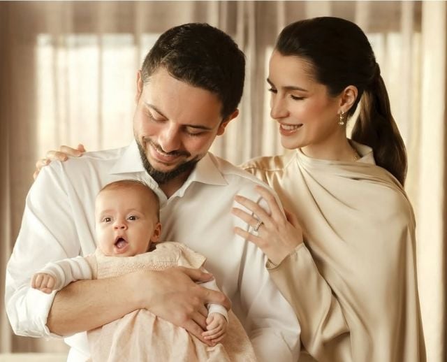 الأميرة رجوة الحسين تلفت الأنظار بجمالها وأناقتها المحتشمة