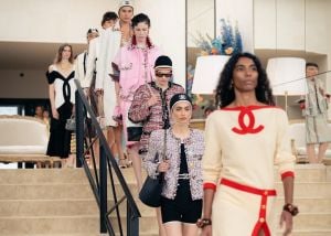 عرض Chanel Cruise 2026/2027 يحاكي الفخامة الكلاسيكية برؤية متجدّدة 