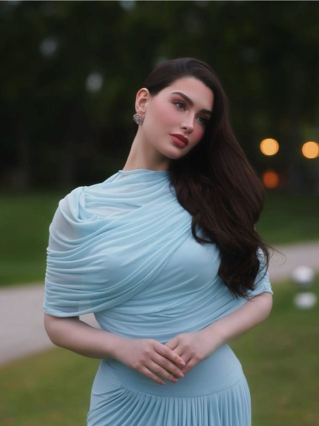 روان بن حسين بفستان أزرق ناعم 