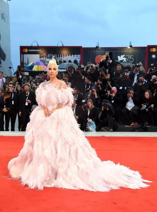 إطلالات ليدي غاغا الأيقونية التي صنعت لحظات لا تُنسى في تاريخ Met Gala