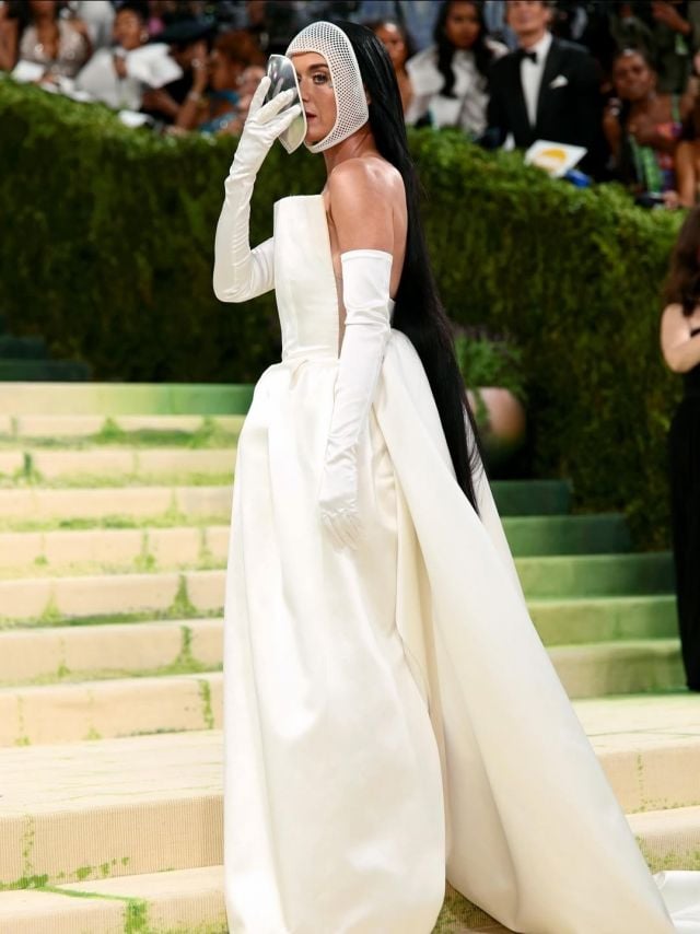 كايتي بيري تلفت الأنظار بإطلالتها الغريبة في Met Gala 