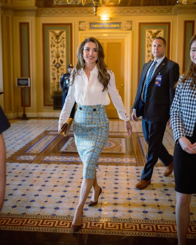 التنانير الميدي… سر الأناقة الهادئة للملكة رانيا