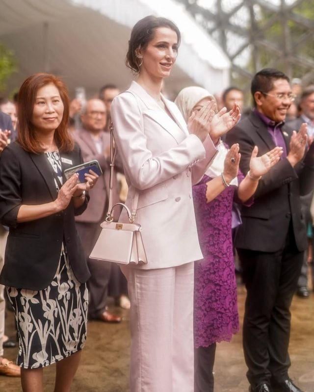 البساطة الفاخرة في إطلالات الأميرة رجوة