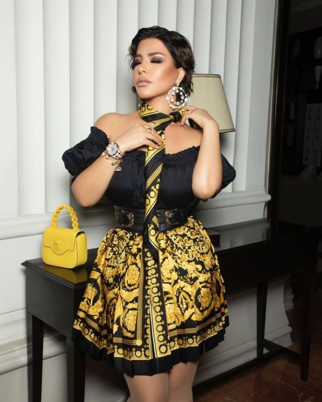 شمس الكويتية تتألق بتوب أوف شولدر أسود وتنورة صفراء منقوشة