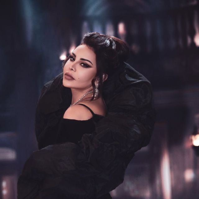 أحلام بالأسود مع كاب ملفت