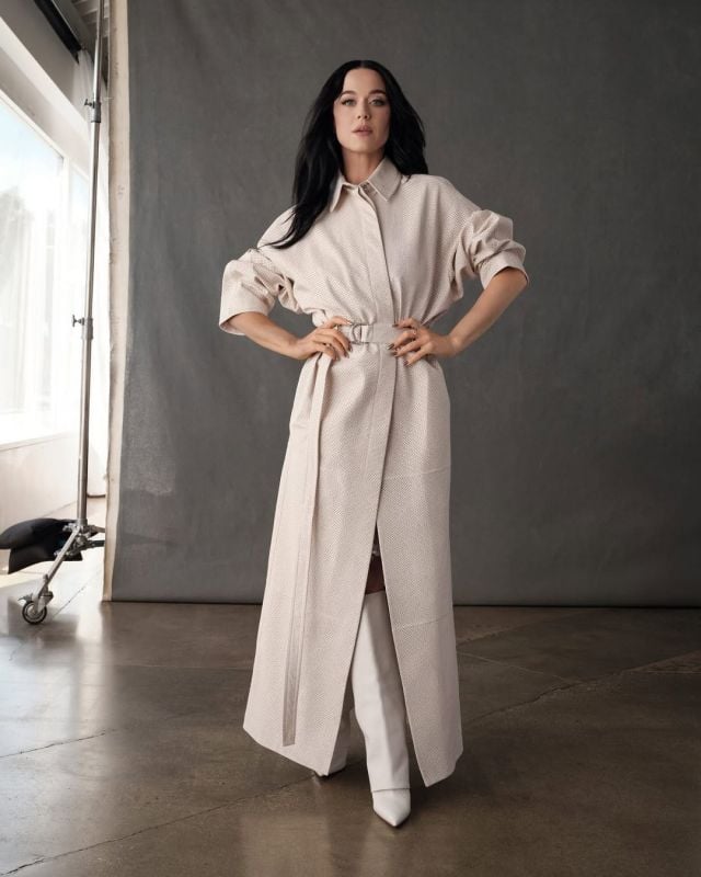 كايتي بيري تتأنّق بالمعاطف الطويلة بألوان محايدة