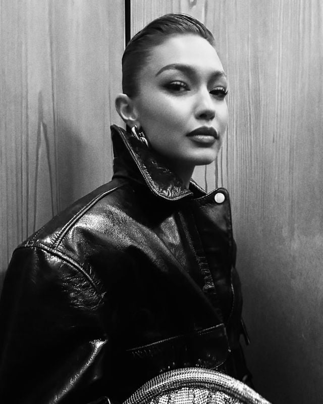 جيجي حديد بموضة جاكيت الجلد