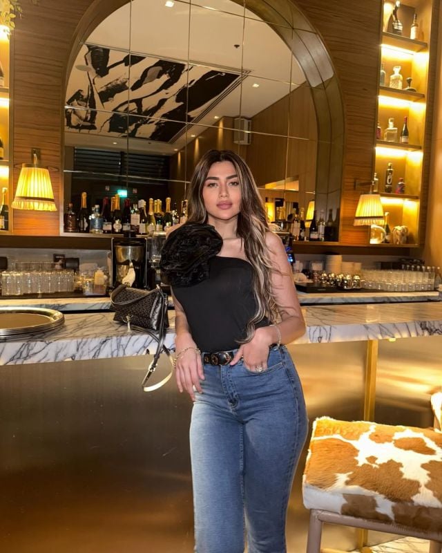 فرح شعبان بالتوب الأسود والدنيم… لوك عصري بلمسة درامية