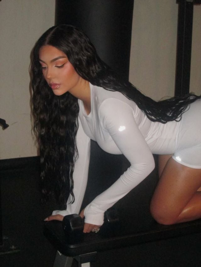 بين الجرأة والكلاسيكية… الأبيض خيار جورجينا رودريغيز الأول