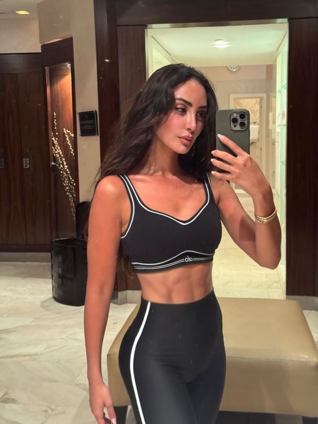 سراويل الليغينغ الكلاسيكية خيار النجمات لإطلالاتهن اليومية 