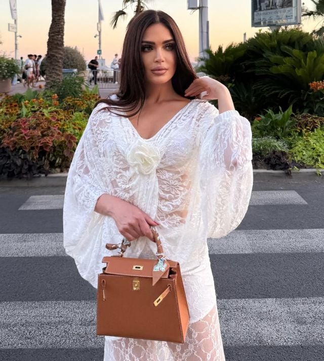 لينا دياب تتألق باللون العاجي من توب قصير بأكمام جرس وتنورة كشاكش طويلة 