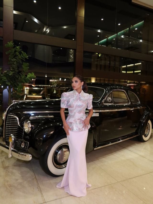 نهى نبيل بفستان باستيلي أنيق مطرّز