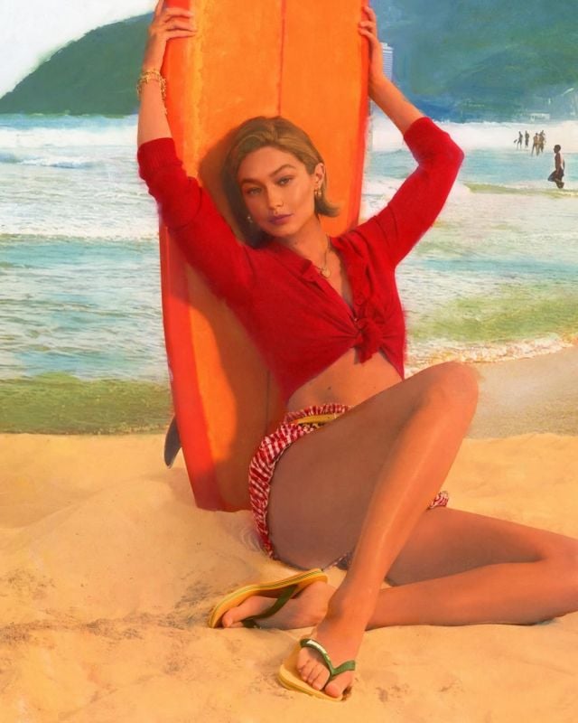 جيجي حديد تتقن ارتداء القميص الروب