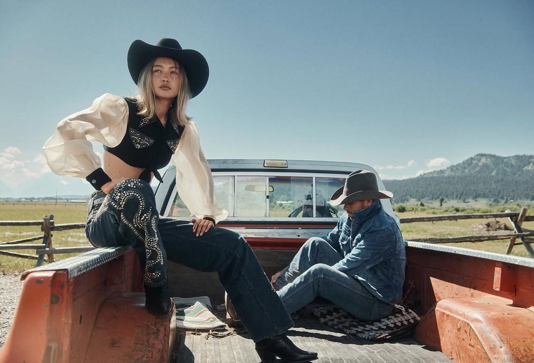 من الكاوبوي إلى التسعينيات: أبرز صيحات جيجي حديد