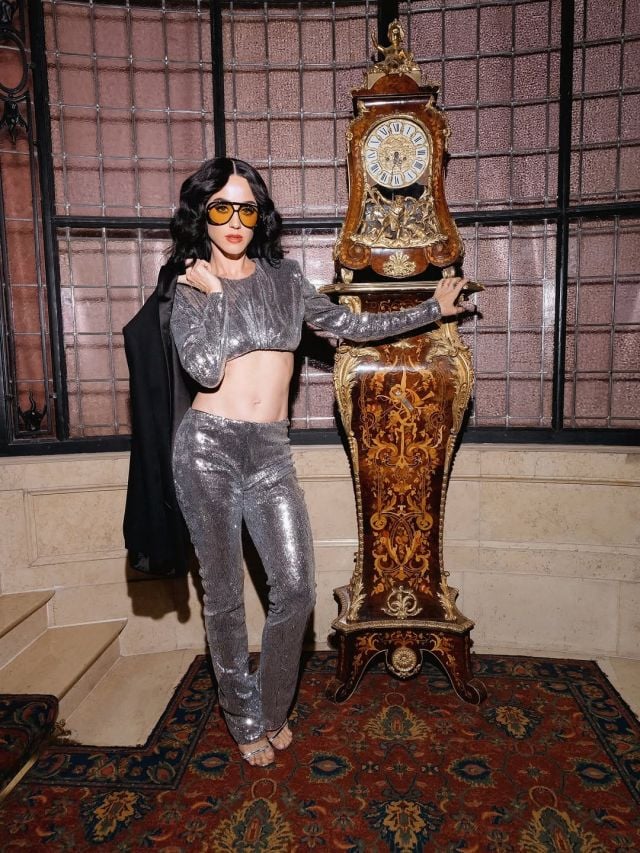 كايتي بيري تعتمد الكروب توب بأسلوب عصري جريء