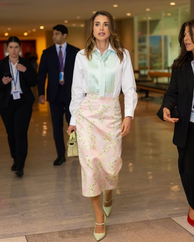 الملكة رانيا بقميص أبيص مع ألوان باستيلية