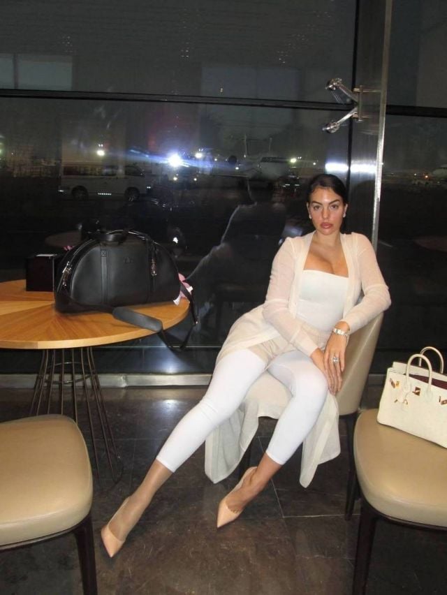 الأبيض سرّ جاذبية إطلالات جورجينا رودريغيز