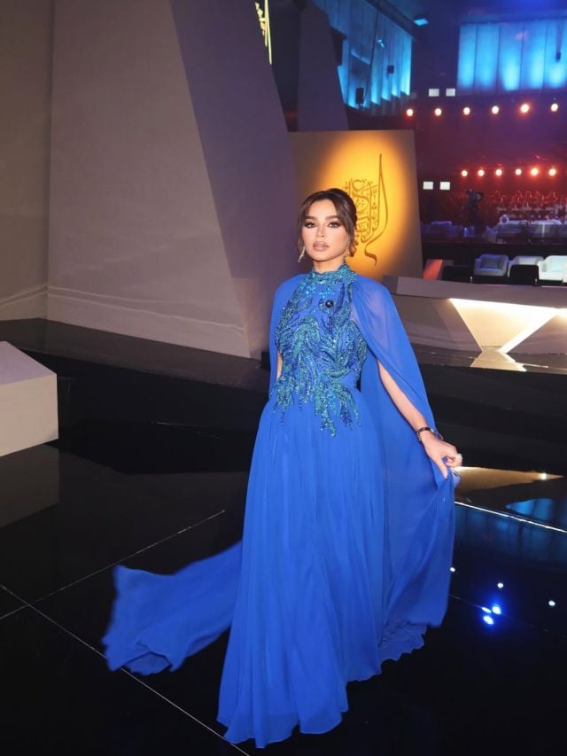 نهى نبيل بفستان مطرّز مع كاب