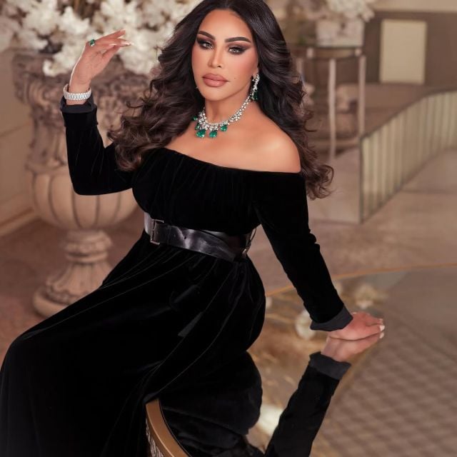 أحلام بفستان أسود بقصة أوف-شولدر