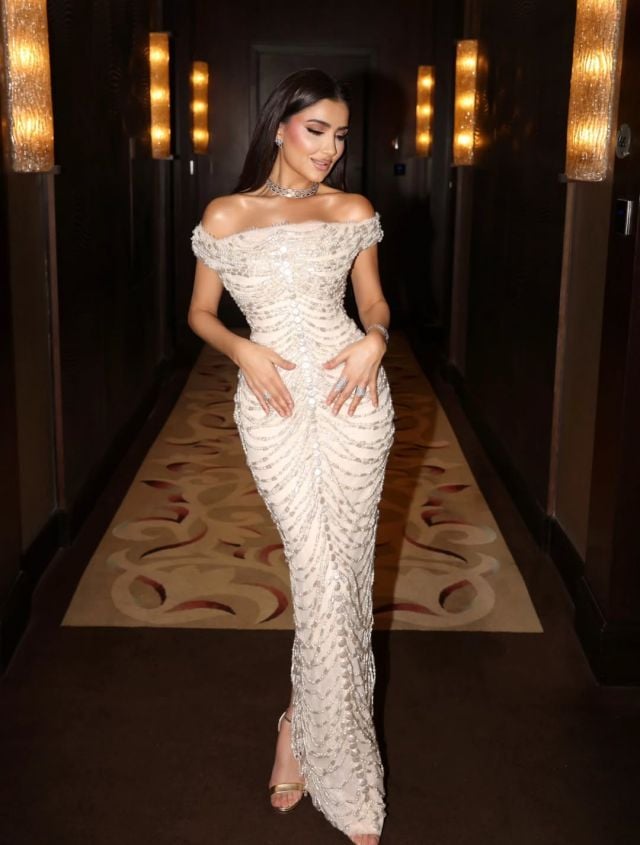 مي عمر بفستان كورسيه بقصة ناعمة