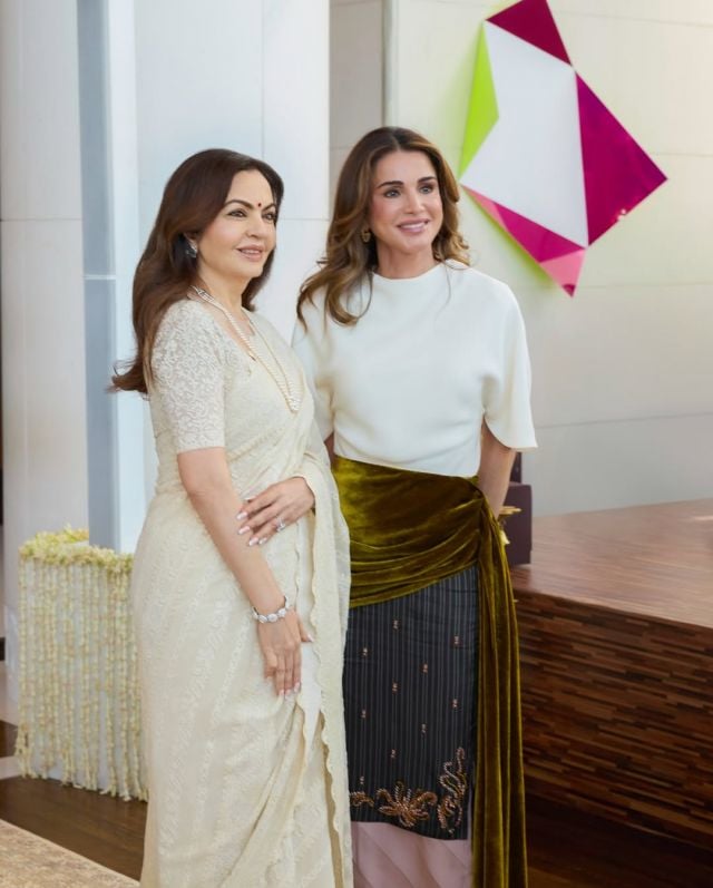 الملكة رانيا بتوب بيضاء أنيقة