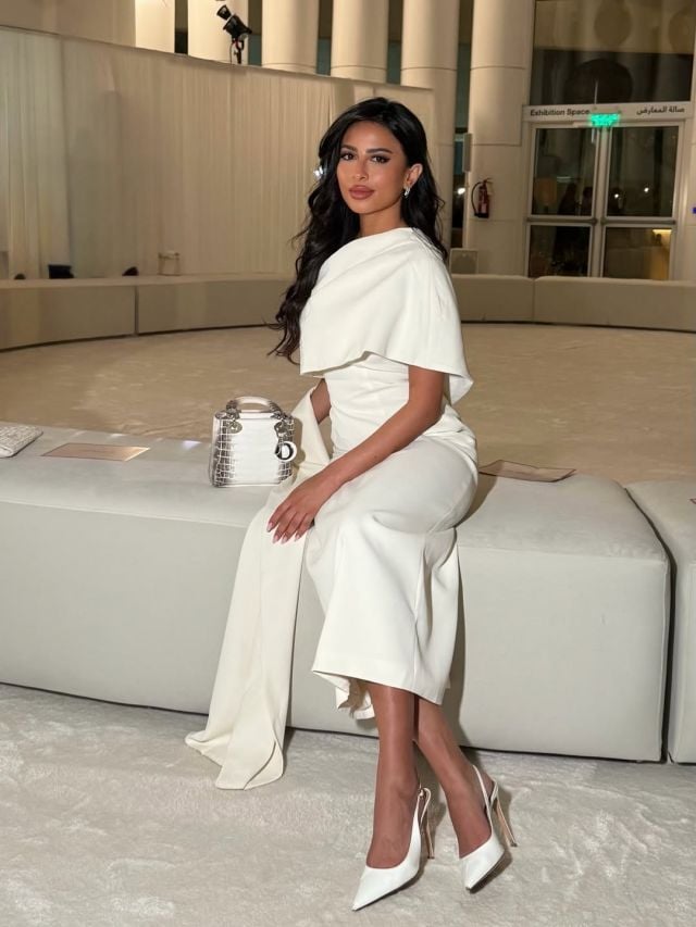 لما العقيل تثبت أن الأبيض ملك الإطلالات الصيفية