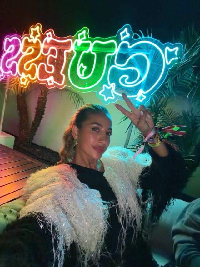 موديل روز تختار التوب الأسود مع لمسات صوفية متطايرة