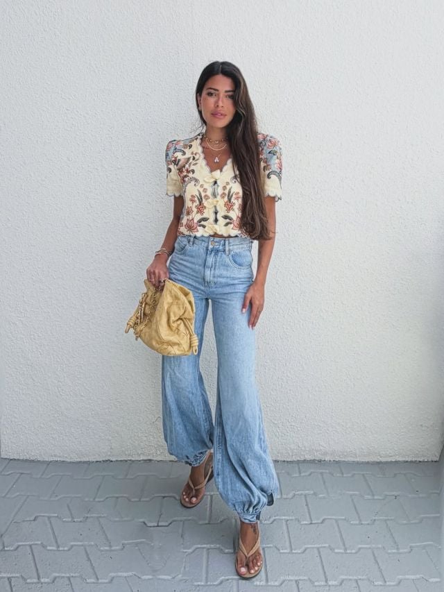 العنود بدر بالقميص البيج المزهر والجينز… نعومة صيفية لافتة