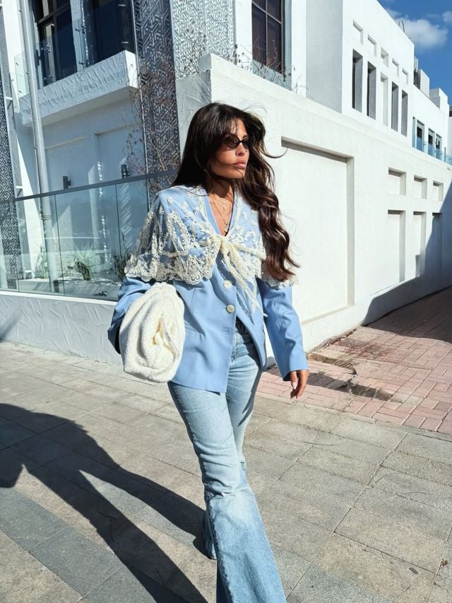 العنود بدر بالقميص الأزرق والدانتيل… توازن أنيق بين البساطة والرقي