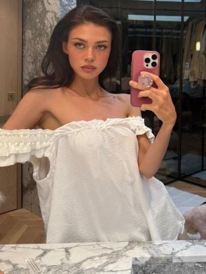 نيكولا بيلتز بأساليب صيفية باللون الأبيض