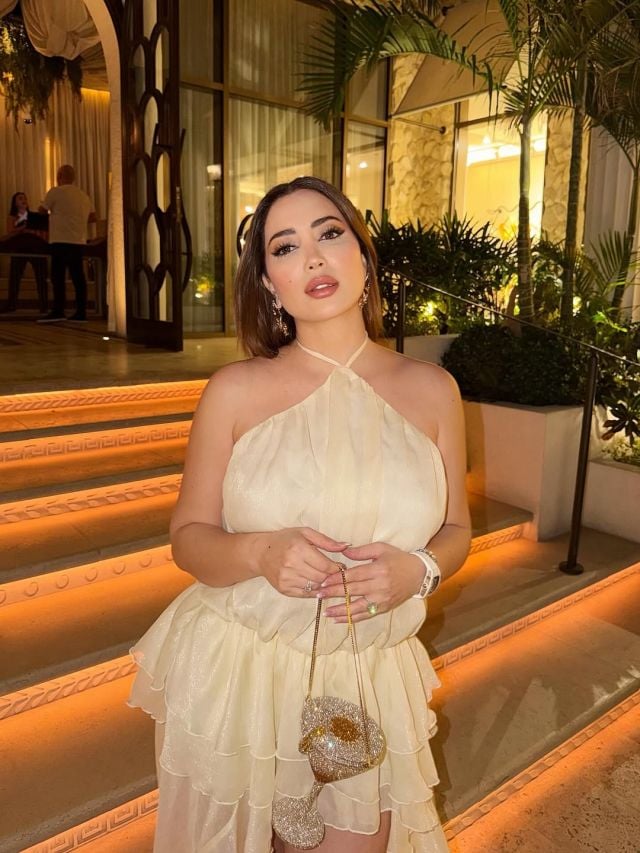 الأصفر الباستيلي يزيّن إطلالة نسرين طافش الصيفية الجريئة