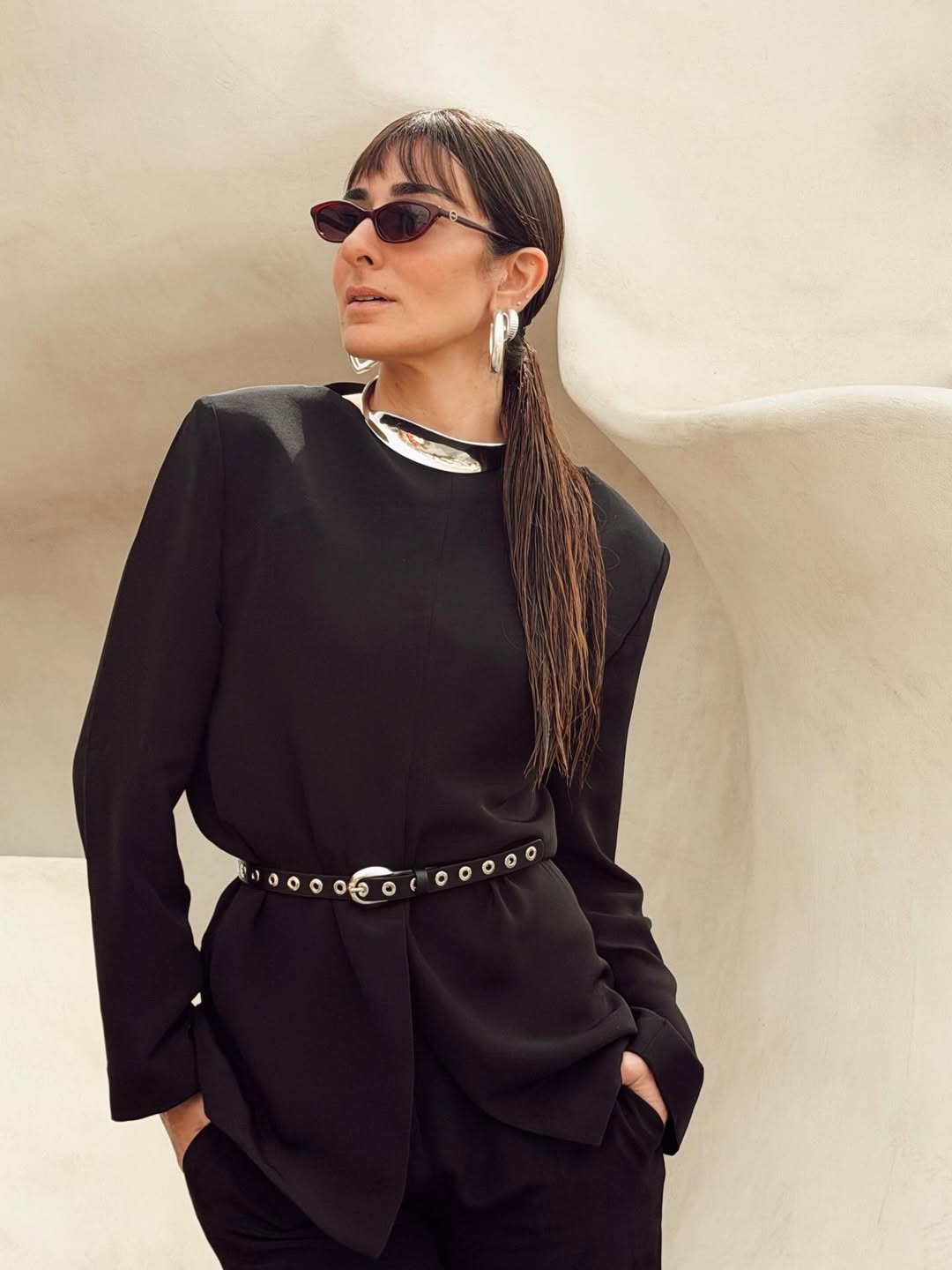 أمينة خليل بطقم أسود أنيق 