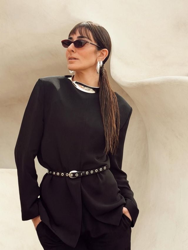 أمينة خليل باطلالة سوداء بطابع مستقبلي