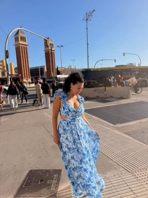 رانيا يوسف تختار برشلونة لإطلالة صيفية بامتياز: فستان أزرق بـ Cut-Out وتفاصيل الورود البارزة