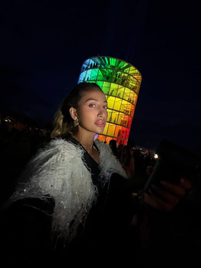 موديل روز بتوب أسود وتفاصيل صوفية لإطلالة دراماتيكية